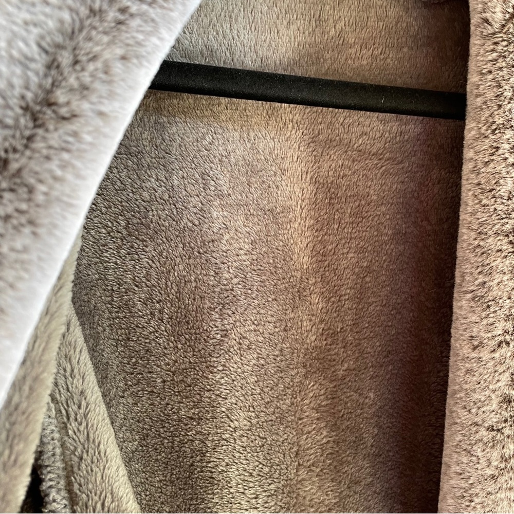 Women's Plush Fleece Shawl Collar Robe. Below Knee Length. Grey. One Size - Picture 7 of 9